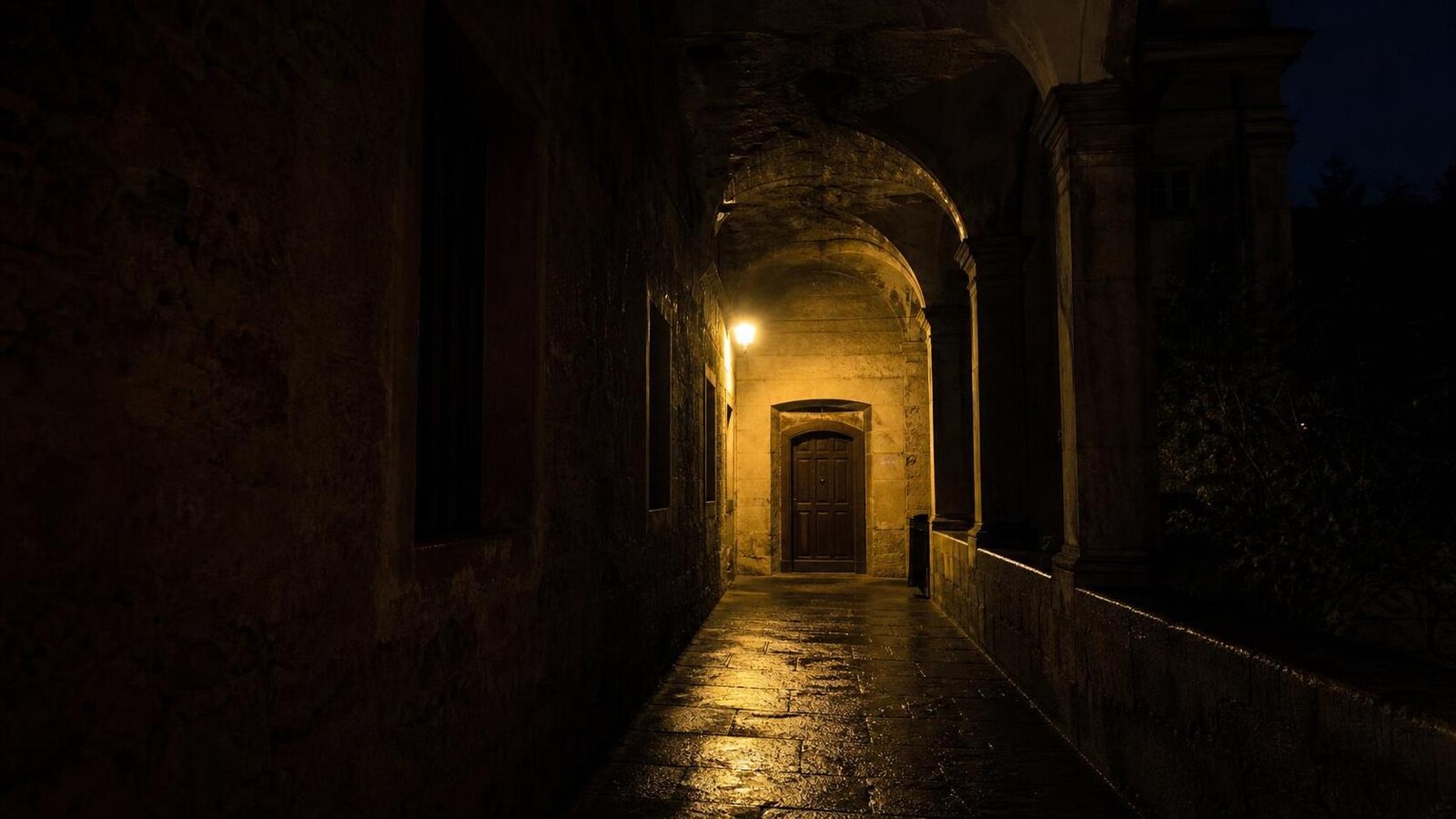 Hellhole: recensione del monastero che divora i propri miracoli