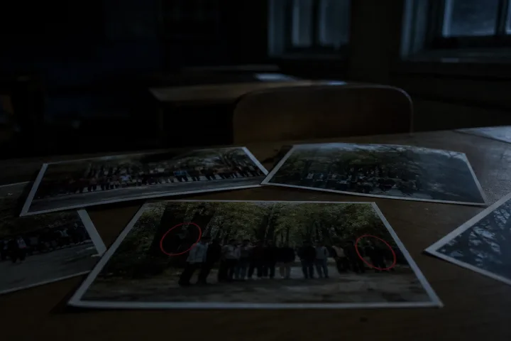 Fotografie mosse di una gita a Pendle sparse su un banco al buio