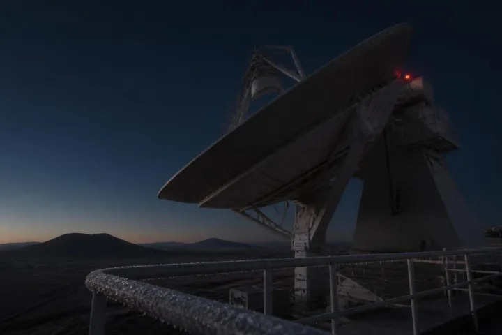 Antenna per comunicazioni spaziali immersa nel buio prima dell'alba