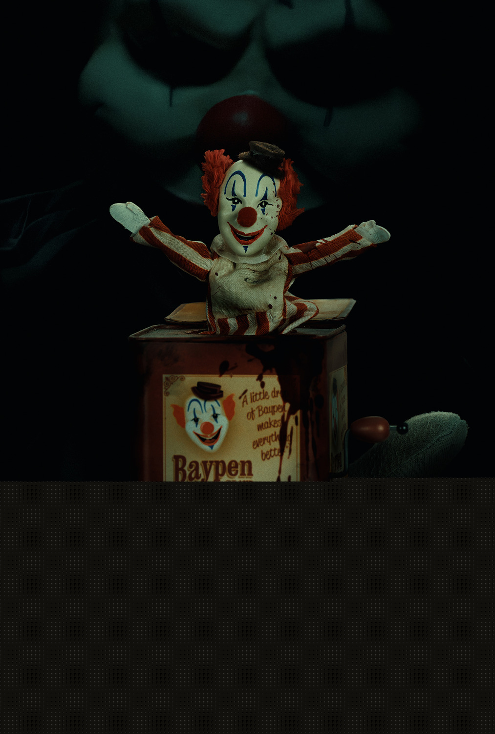 Locandina verticale ufficiale di Clown in a Cornfield con il simbolo Baypen e l’atmosfera rurale del film.