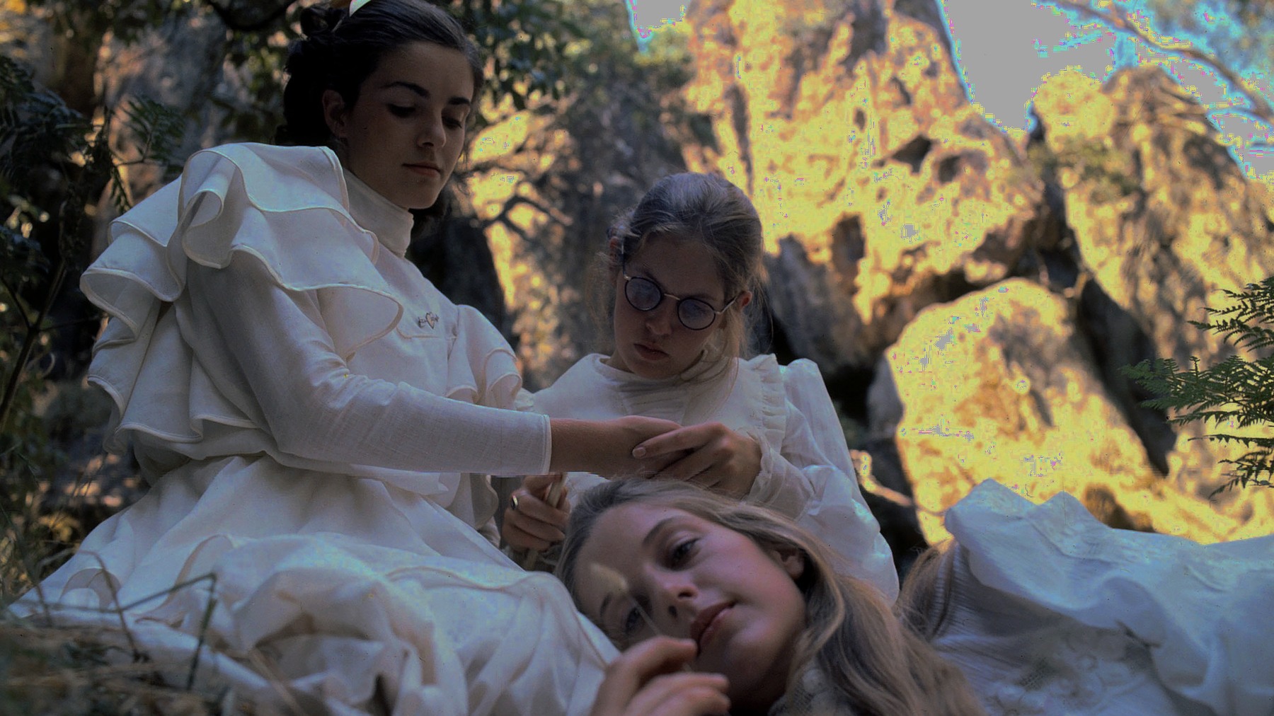 Picnic at Hanging Rock: recensione di il mistero solare della roccia che inghiotte le ragazze