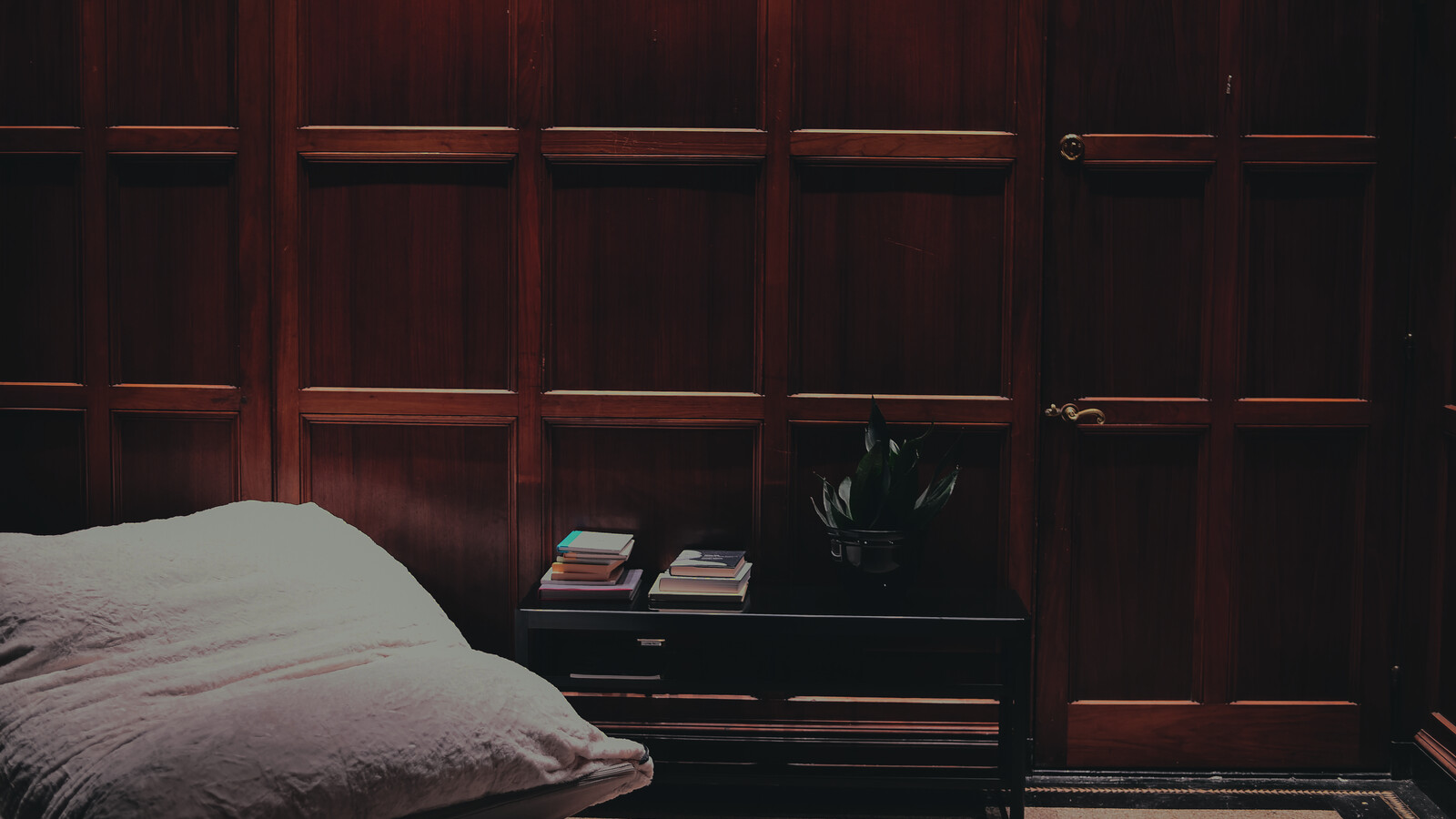 The Coffee Table: recensione di l’oggetto domestico che trasforma la commedia nera in shock morale