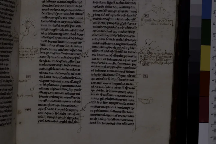 Pagina antica con marginalia scuri e strumenti da restauro illuminati da una lampada fredda